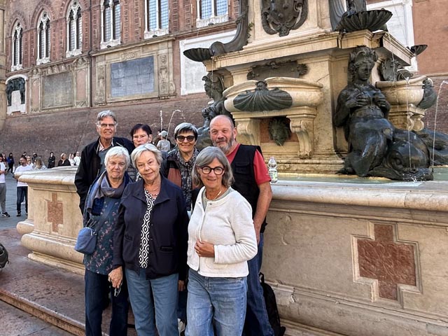 Die Reisenden aus dem Fricktal auf der Piazza Maggiore mit Neptunbrunnen. Foto: Marianne Kaiser