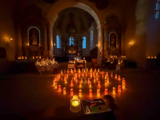 Stimmungsvolles Lichtermeer in der Fricker Kirche. Foto: zVg