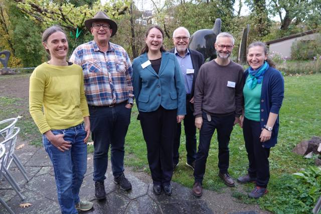 Freuten sich über den neu gestalteten Skulpturengarten, von links: Katja Sattler, René Leuenberger, Patrizia Solombrino, Rudolf Lüscher, Michael Hiltbrunner und Anja Trachsel. Foto: Peter Schütz