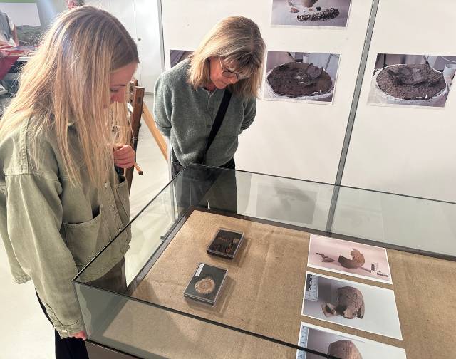 Vor allem das Amulett aus Hirschgeweih, das als Schutz- und Glückssymbol gedient haben dürfte (im Vordergrund), zog die Blicke auf sich. Foto: Sonja Fasler