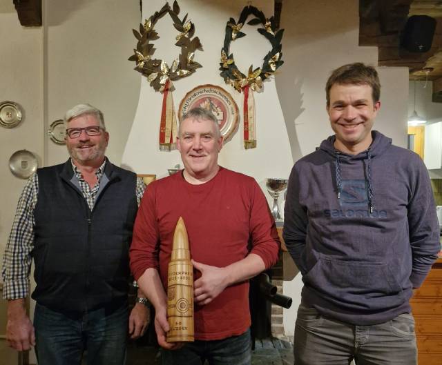 Von links: Sieger der Jahresmeisterschaft: Gilbert Binkert, Hansjörg Beutler und Sacher Ueli und neuer Wanderpreis der grossen Meisterschaft. Foto: zVg