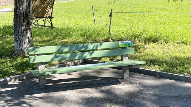 Das neue Bänkli lädt zum Sitzen und Kontakte knüpfen ein. Foto: zVg&nbsp;