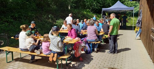 Gemütliches Zusammnsein bei der Waldhütte. Foto: zVg